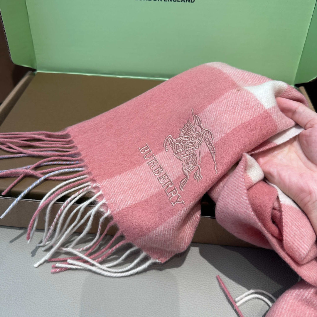 Burberry · 巴宝莉围巾❗️好看的要疯掉了，太有型太有魅力了❗️❗️非常斯文时尚的秋冬单品！真的