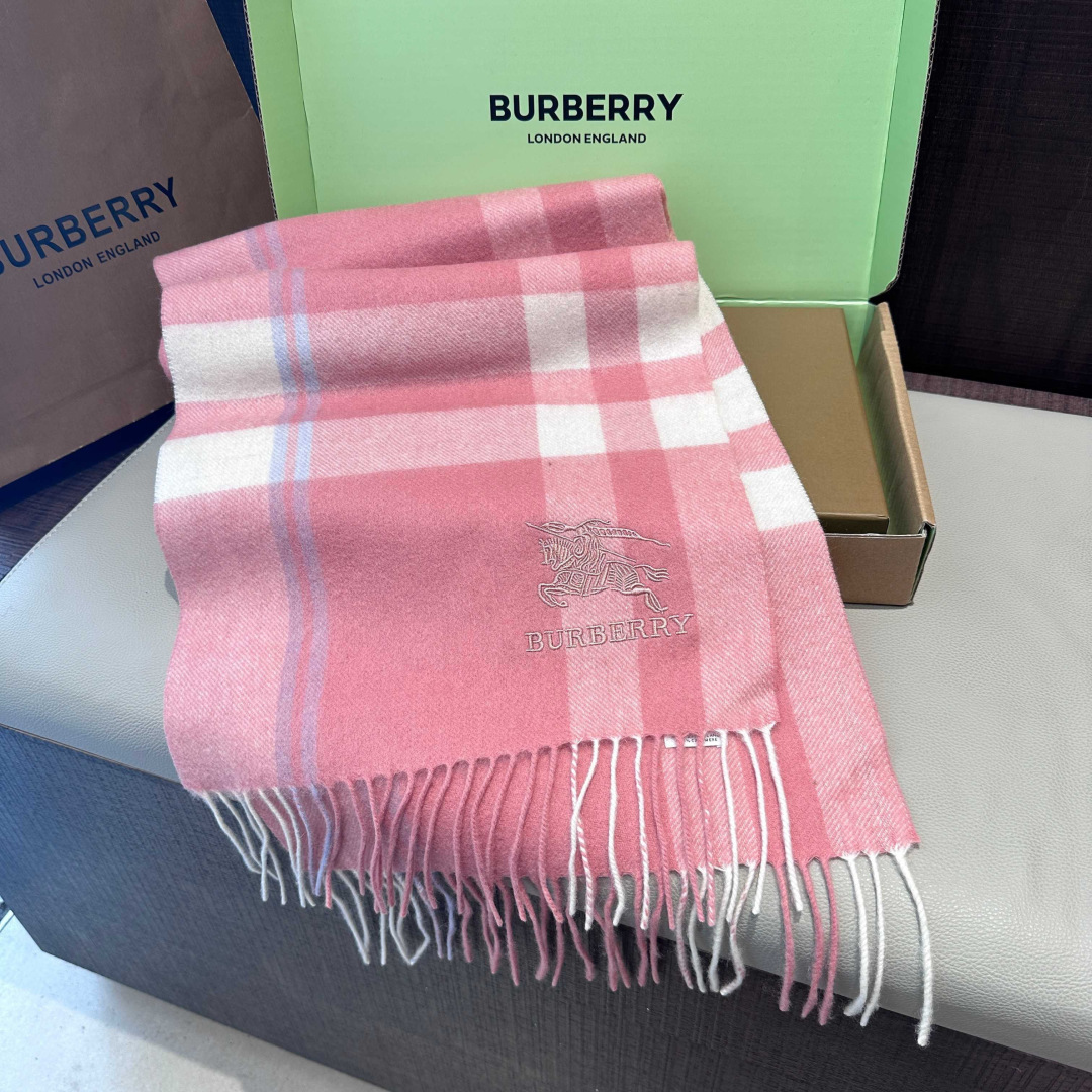 Burberry · 巴宝莉围巾❗️好看的要疯掉了，太有型太有魅力了❗️❗️非常斯文时尚的秋冬单品！真的