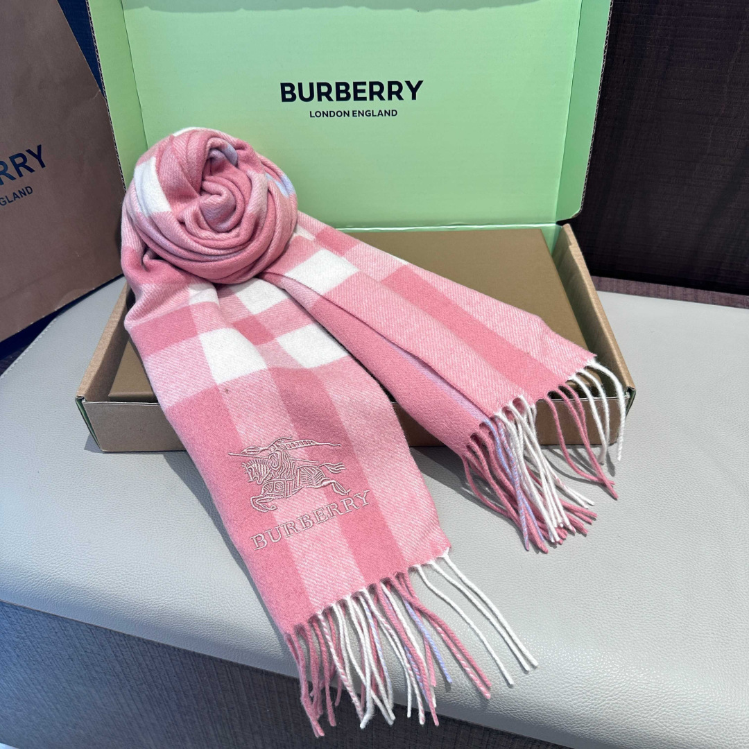 Burberry · 巴宝莉围巾❗️好看的要疯掉了，太有型太有魅力了❗️❗️非常斯文时尚的秋冬单品！真的