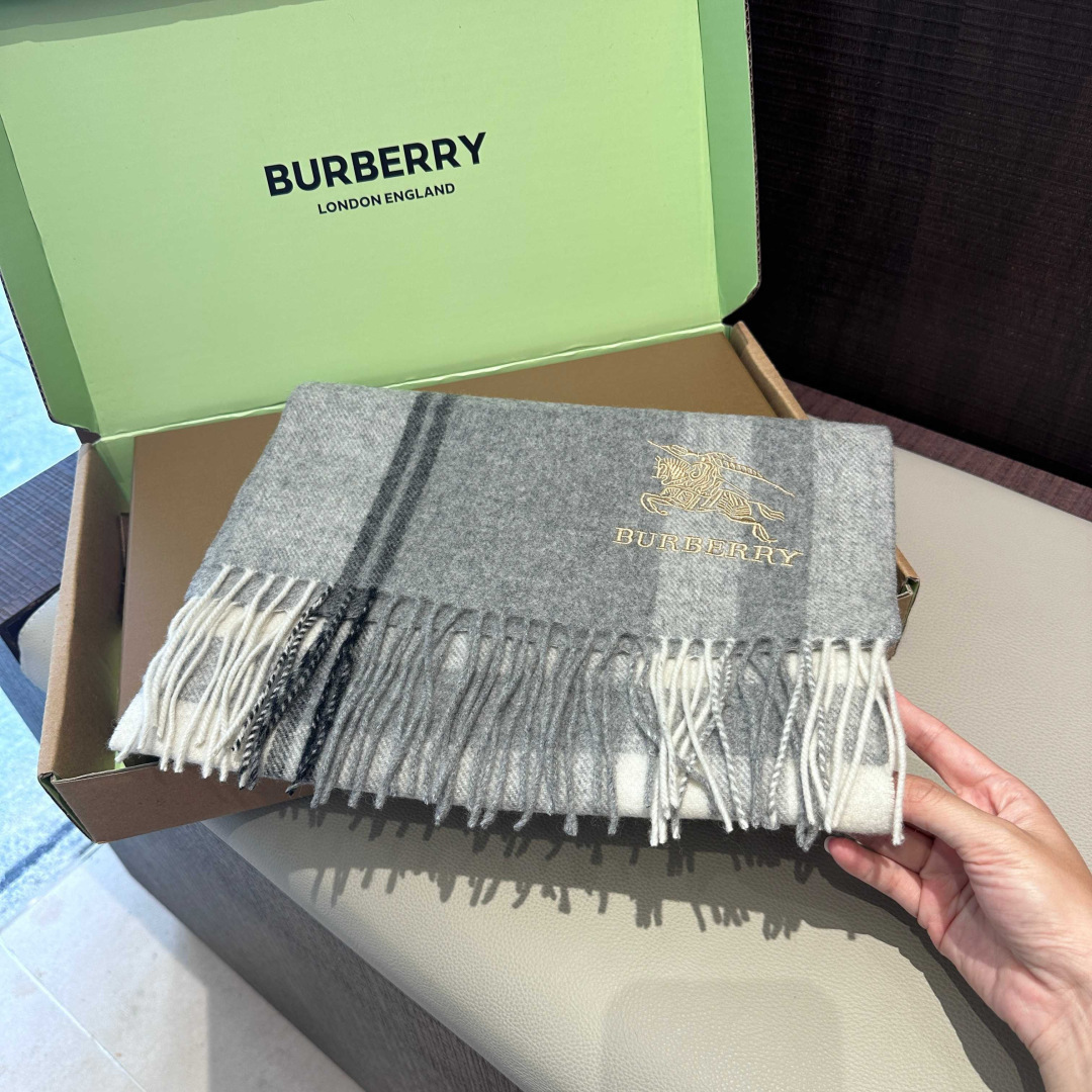 Burberry · 巴宝莉围巾❗️好看的要疯掉了，太有型太有魅力了❗️❗️非常斯文时尚的秋冬单品！真的