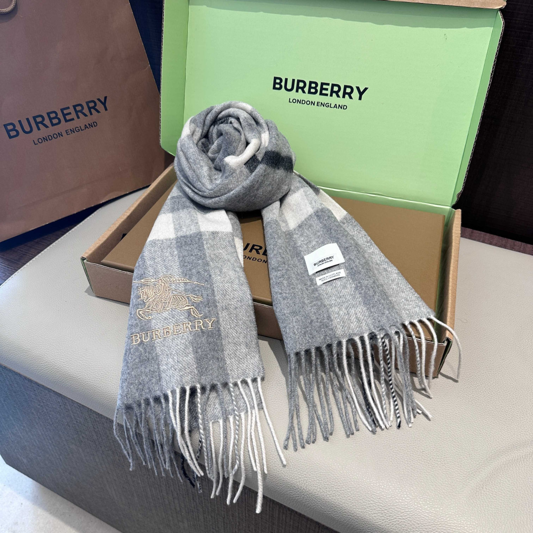 Burberry · 巴宝莉围巾❗️好看的要疯掉了，太有型太有魅力了❗️❗️非常斯文时尚的秋冬单品！真的