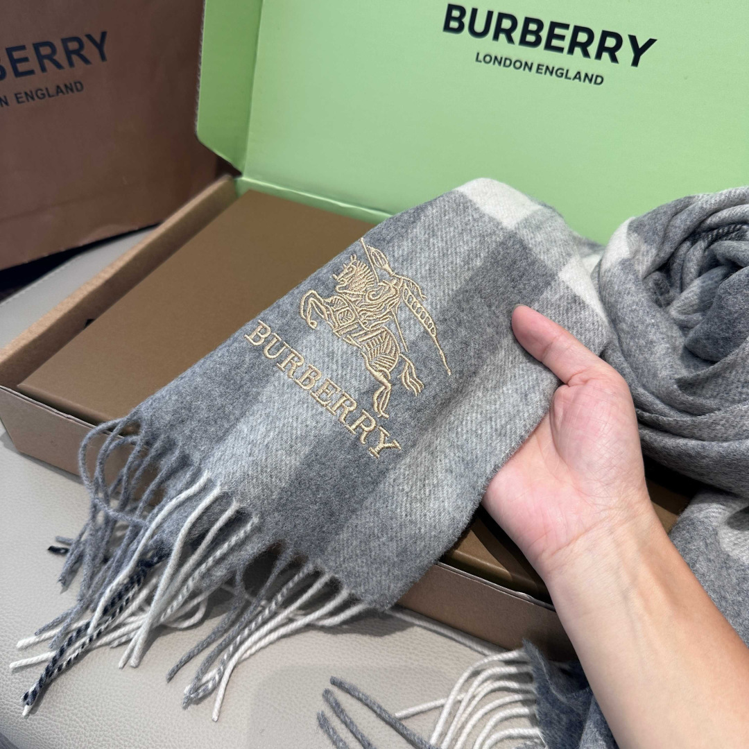 Burberry · 巴宝莉围巾❗️好看的要疯掉了，太有型太有魅力了❗️❗️非常斯文时尚的秋冬单品！真的