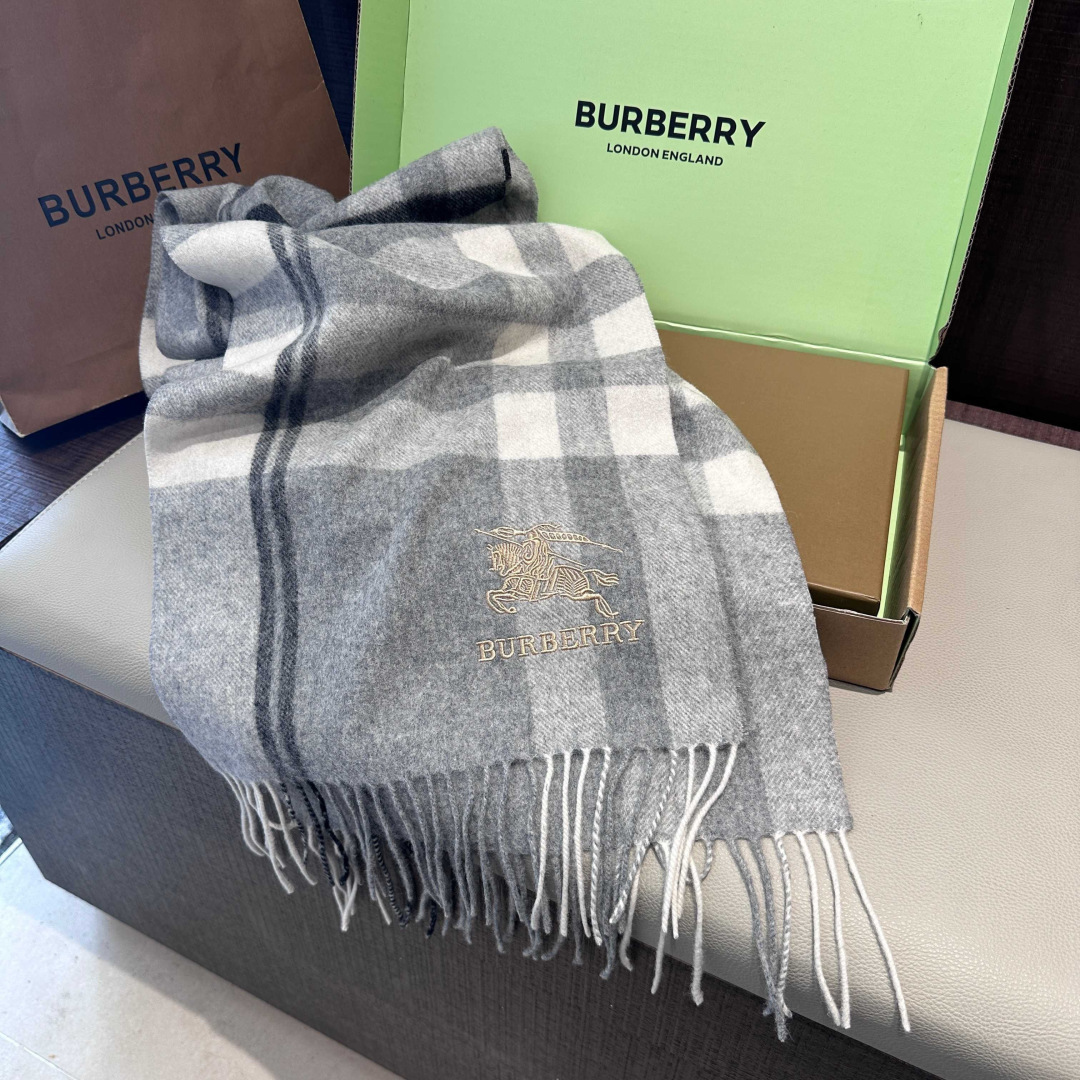 Burberry · 巴宝莉围巾❗️好看的要疯掉了，太有型太有魅力了❗️❗️非常斯文时尚的秋冬单品！真的
