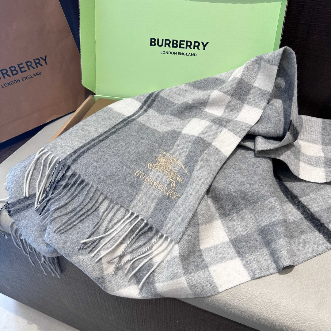 Burberry · 巴宝莉围巾❗️好看的要疯掉了，太有型太有魅力了❗️❗️非常斯文时尚的秋冬单品！真的