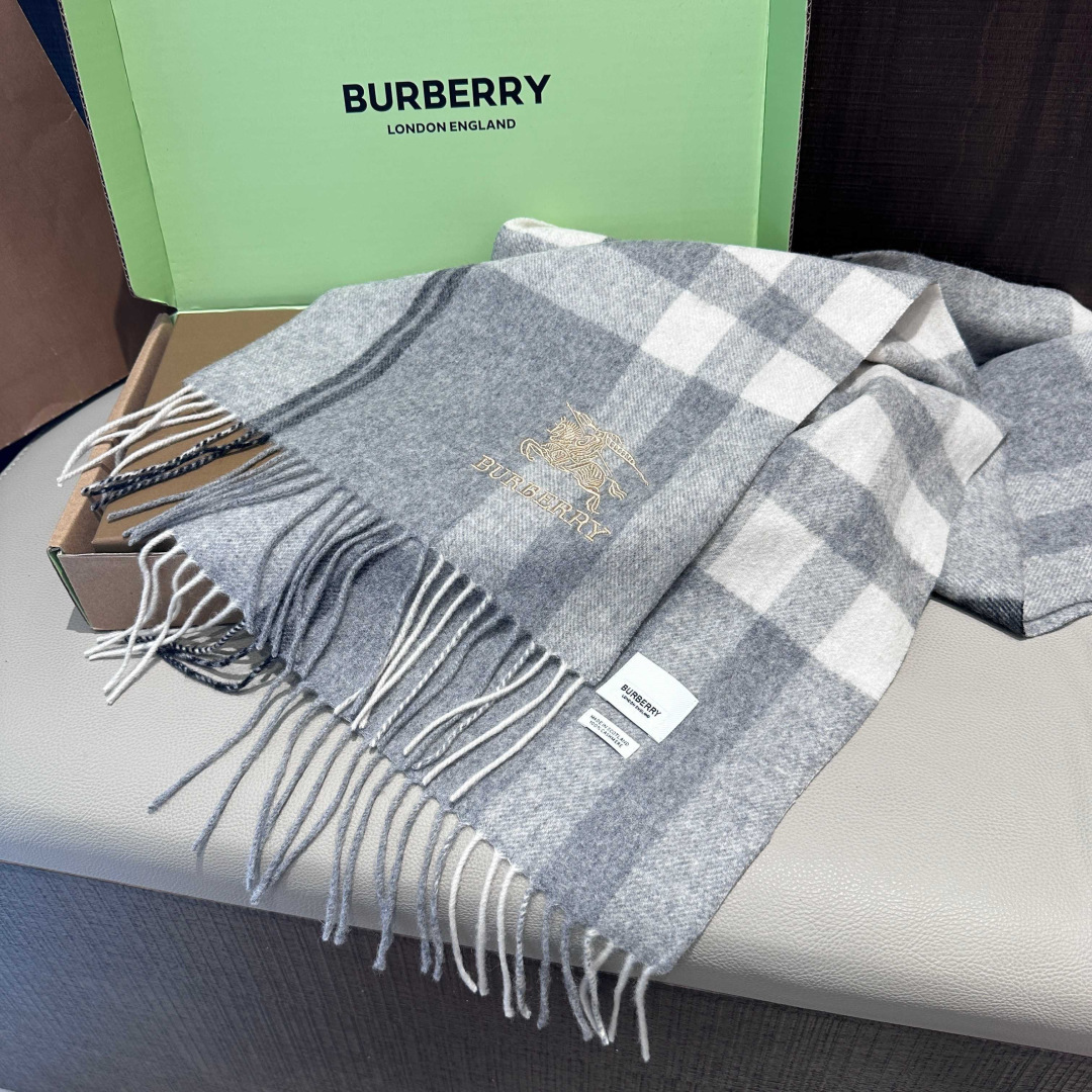 Burberry · 巴宝莉围巾❗️好看的要疯掉了，太有型太有魅力了❗️❗️非常斯文时尚的秋冬单品！真的