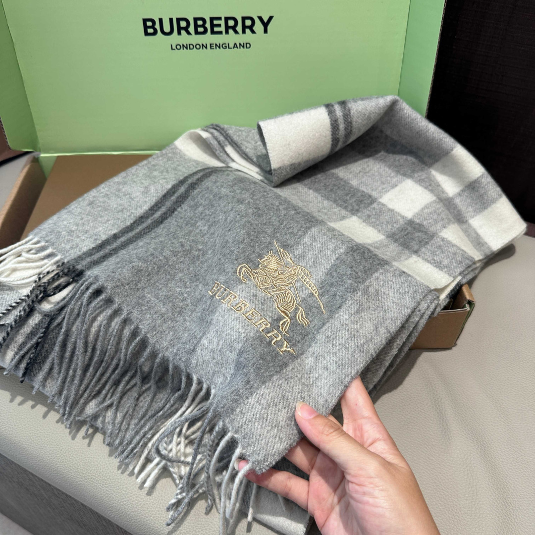 Burberry · 巴宝莉围巾❗️好看的要疯掉了，太有型太有魅力了❗️❗️非常斯文时尚的秋冬单品！真的