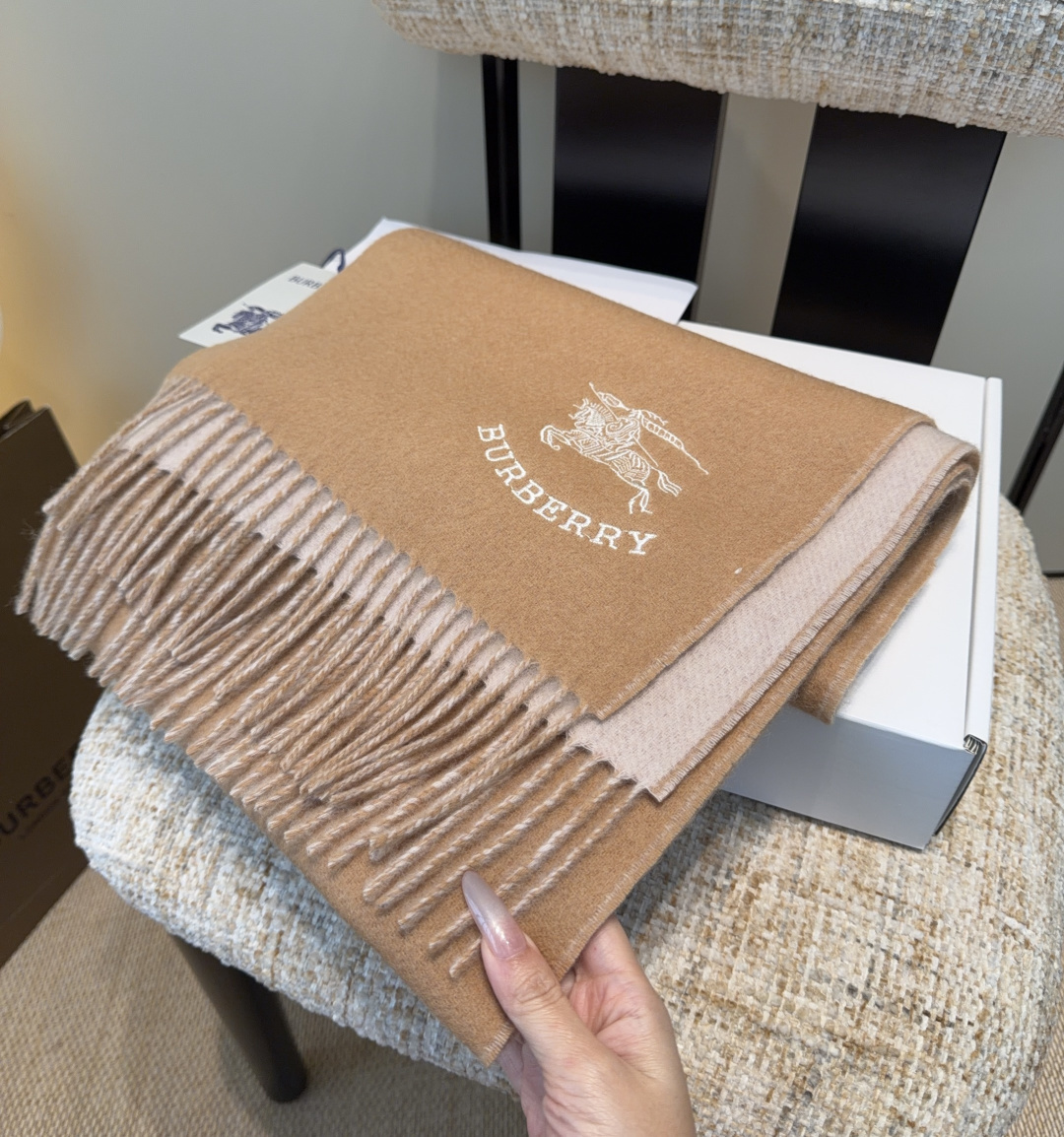 【▪️家属福利来了！！巴宝莉高端重磅男士围巾！】怒赞推荐，激动~！！下手绝对要快，同步专柜，最高端的男士