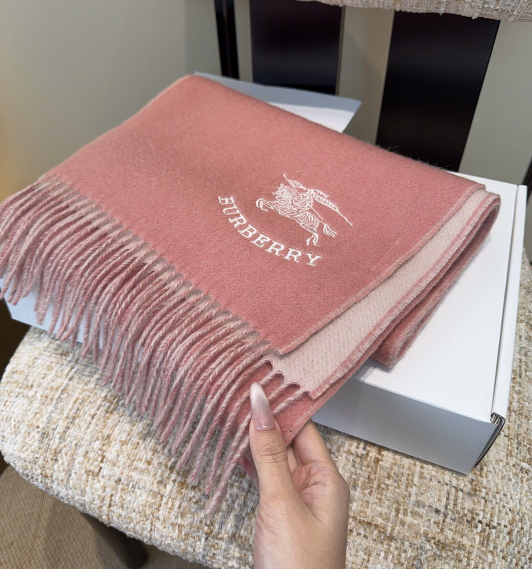 【▪️家属福利来了！！巴宝莉高端重磅男士围巾！】怒赞推荐，激动~！！下手绝对要快，同步专柜，最高端的男士