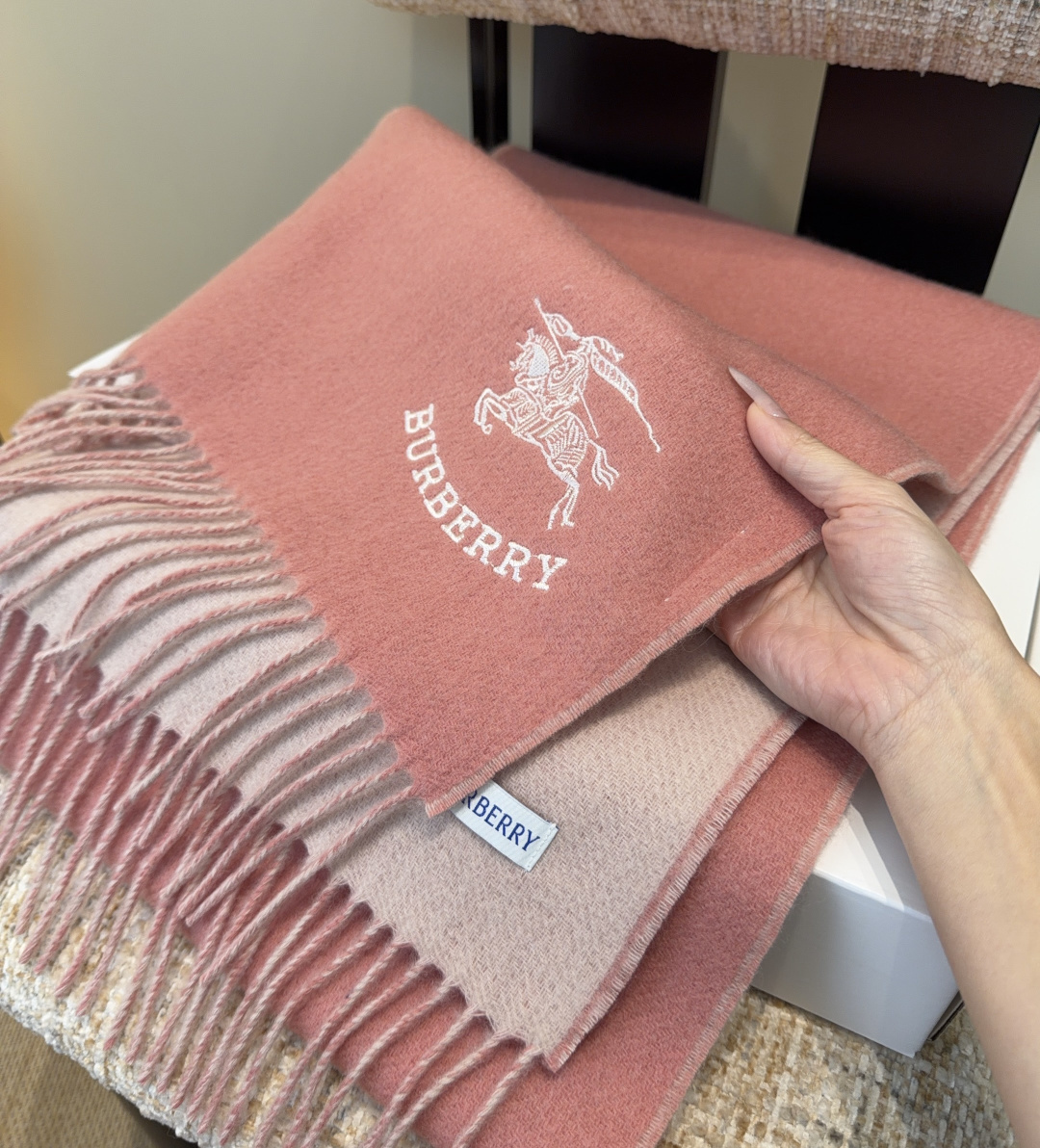 【▪️家属福利来了！！巴宝莉高端重磅男士围巾！】怒赞推荐，激动~！！下手绝对要快，同步专柜，最高端的男士