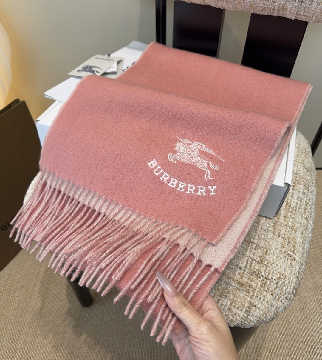 【▪️家属福利来了！！巴宝莉高端重磅男士围巾！】怒赞推荐，激动~！！下手绝对要快，同步专柜，最高端的男士