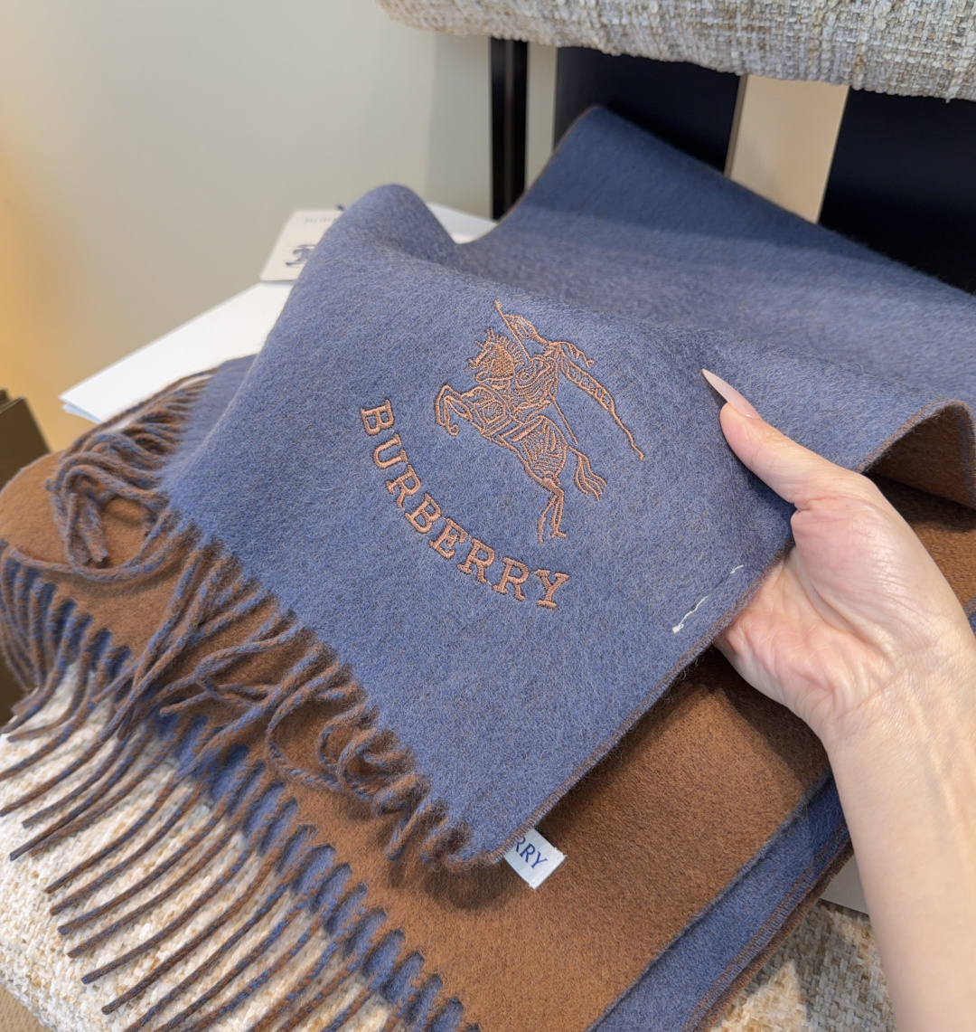 【▪️家属福利来了！！巴宝莉高端重磅男士围巾！】怒赞推荐，激动~！！下手绝对要快，同步专柜，最高端的男士