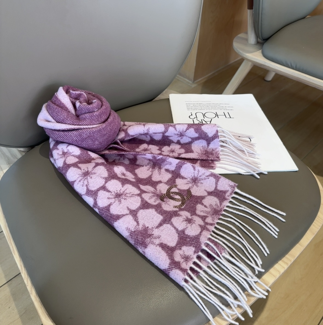 上新！秋冬香奈儿男女同款，同步，高端羊绒针织围巾！ 可正式，可随意，非常Classical的设计。这款织