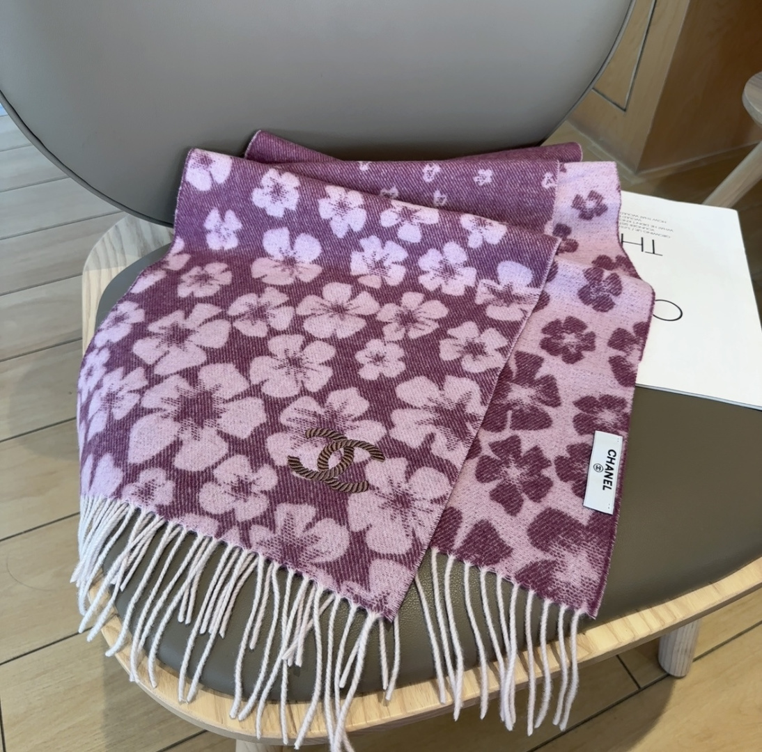 上新！秋冬香奈儿男女同款，同步，高端羊绒针织围巾！ 可正式，可随意，非常Classical的设计。这款织