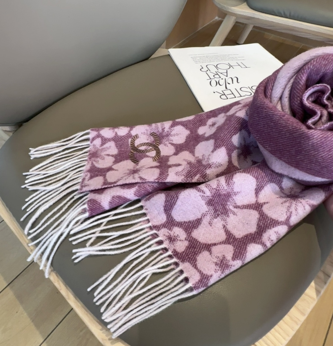 上新！秋冬香奈儿男女同款，同步，高端羊绒针织围巾！ 可正式，可随意，非常Classical的设计。这款织