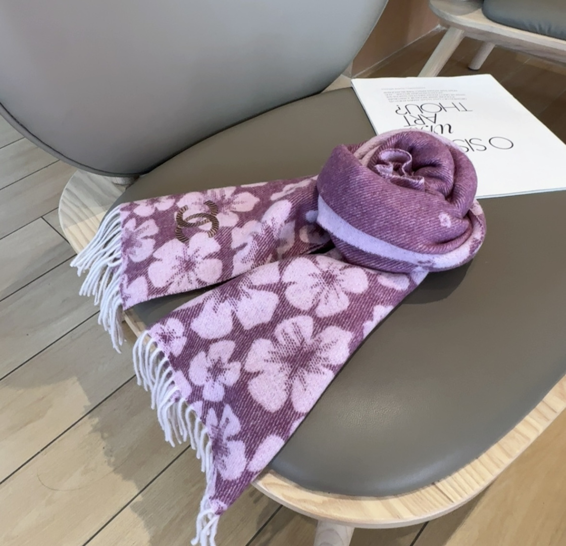 上新！秋冬香奈儿男女同款，同步，高端羊绒针织围巾！ 可正式，可随意，非常Classical的设计。这款织