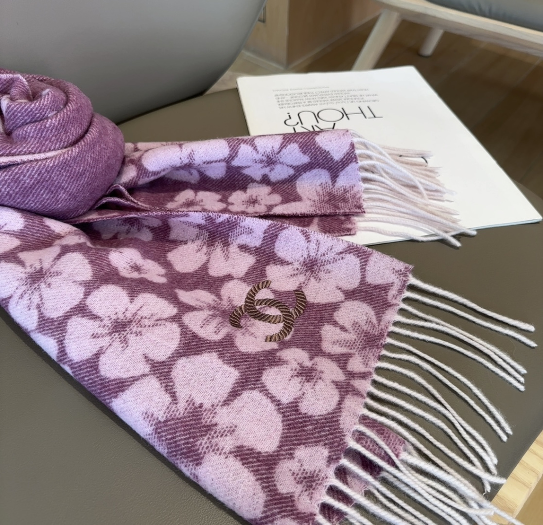 上新！秋冬香奈儿男女同款，同步，高端羊绒针织围巾！ 可正式，可随意，非常Classical的设计。这款织