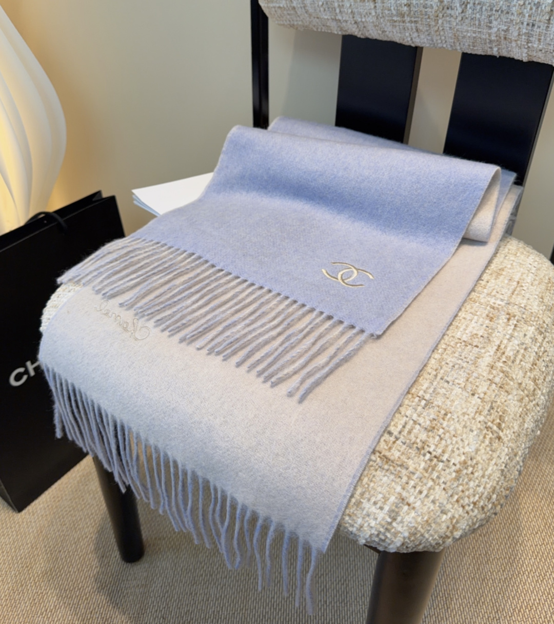 香奈儿围巾❗️好看的要疯掉了，太有型太有魅力了❗️❗️非常斯文时尚的秋冬单品！真的很喜欢，非常Class