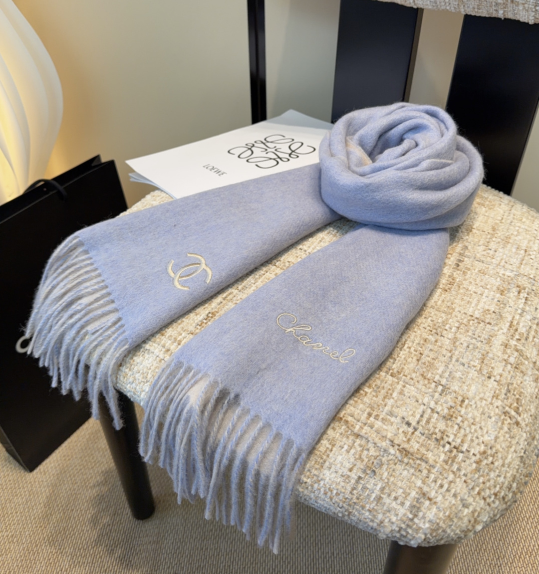 香奈儿围巾❗️好看的要疯掉了，太有型太有魅力了❗️❗️非常斯文时尚的秋冬单品！真的很喜欢，非常Class