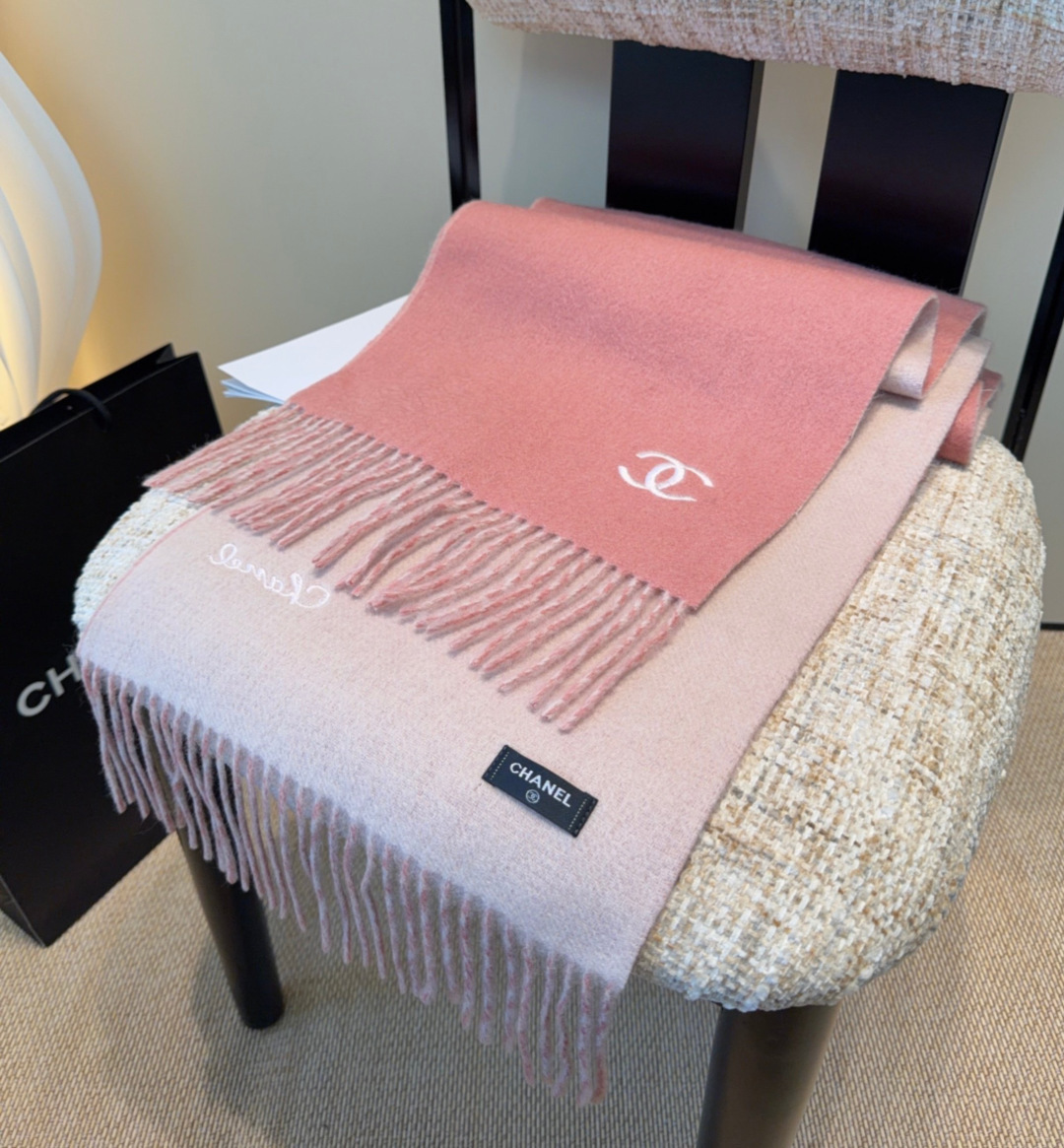 香奈儿围巾❗️好看的要疯掉了，太有型太有魅力了❗️❗️非常斯文时尚的秋冬单品！真的很喜欢，非常Class