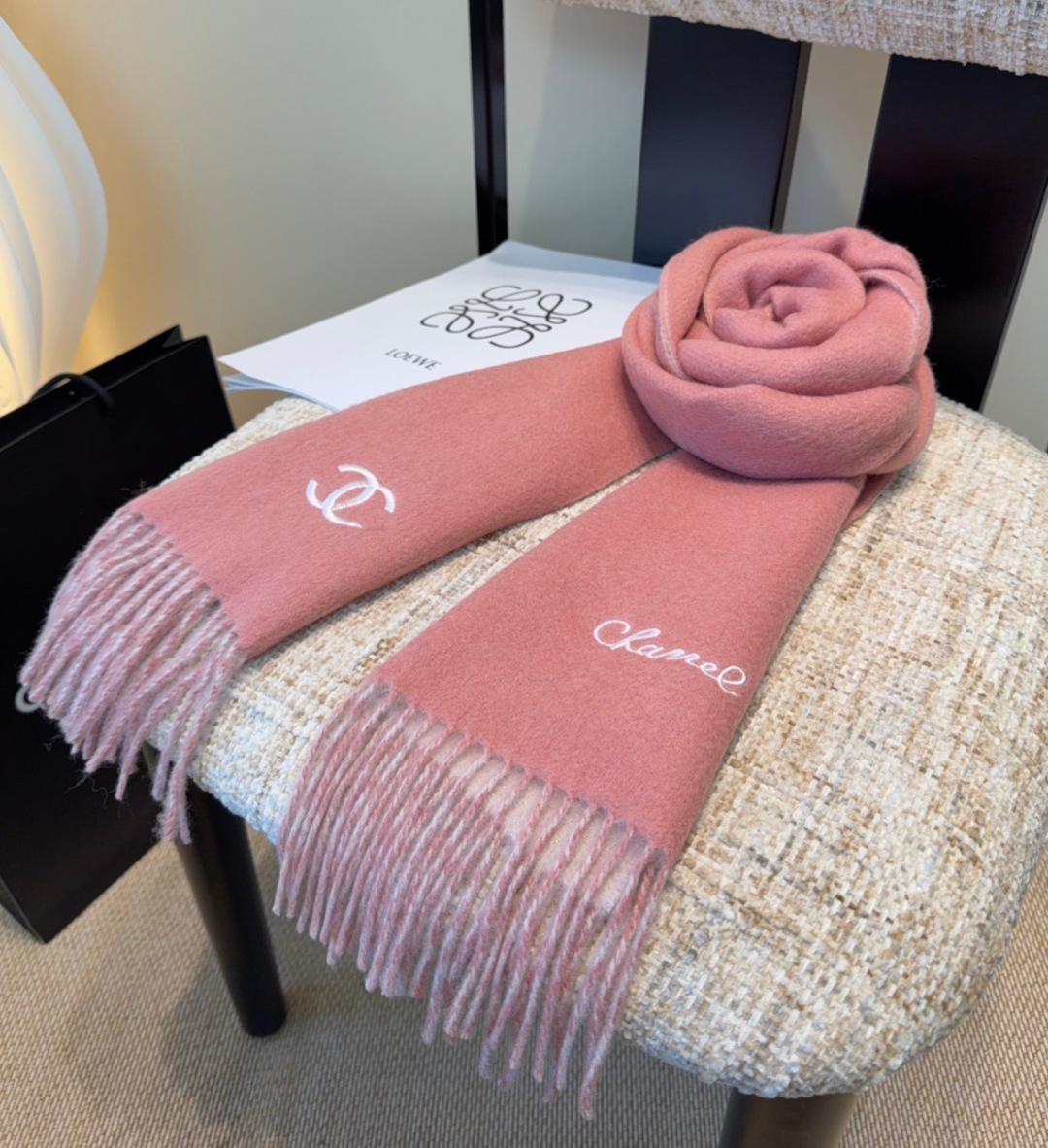 香奈儿围巾❗️好看的要疯掉了，太有型太有魅力了❗️❗️非常斯文时尚的秋冬单品！真的很喜欢，非常Class