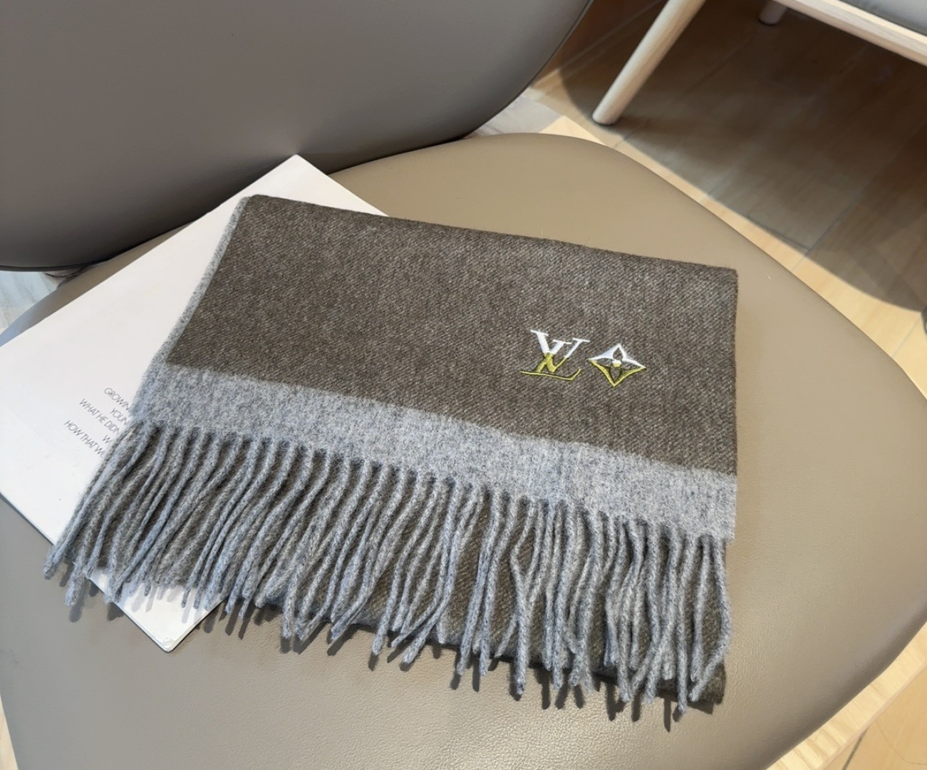 Lv围巾❗️好看的要疯掉了，太有型太有魅力了❗️❗️非常斯文时尚的秋冬单品！真的很喜欢，非常Classi