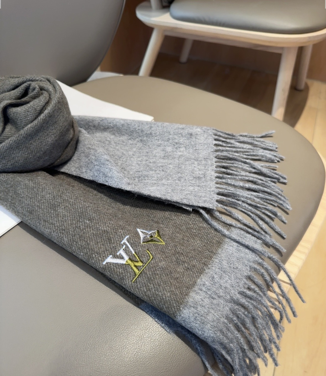 Lv围巾❗️好看的要疯掉了，太有型太有魅力了❗️❗️非常斯文时尚的秋冬单品！真的很喜欢，非常Classi