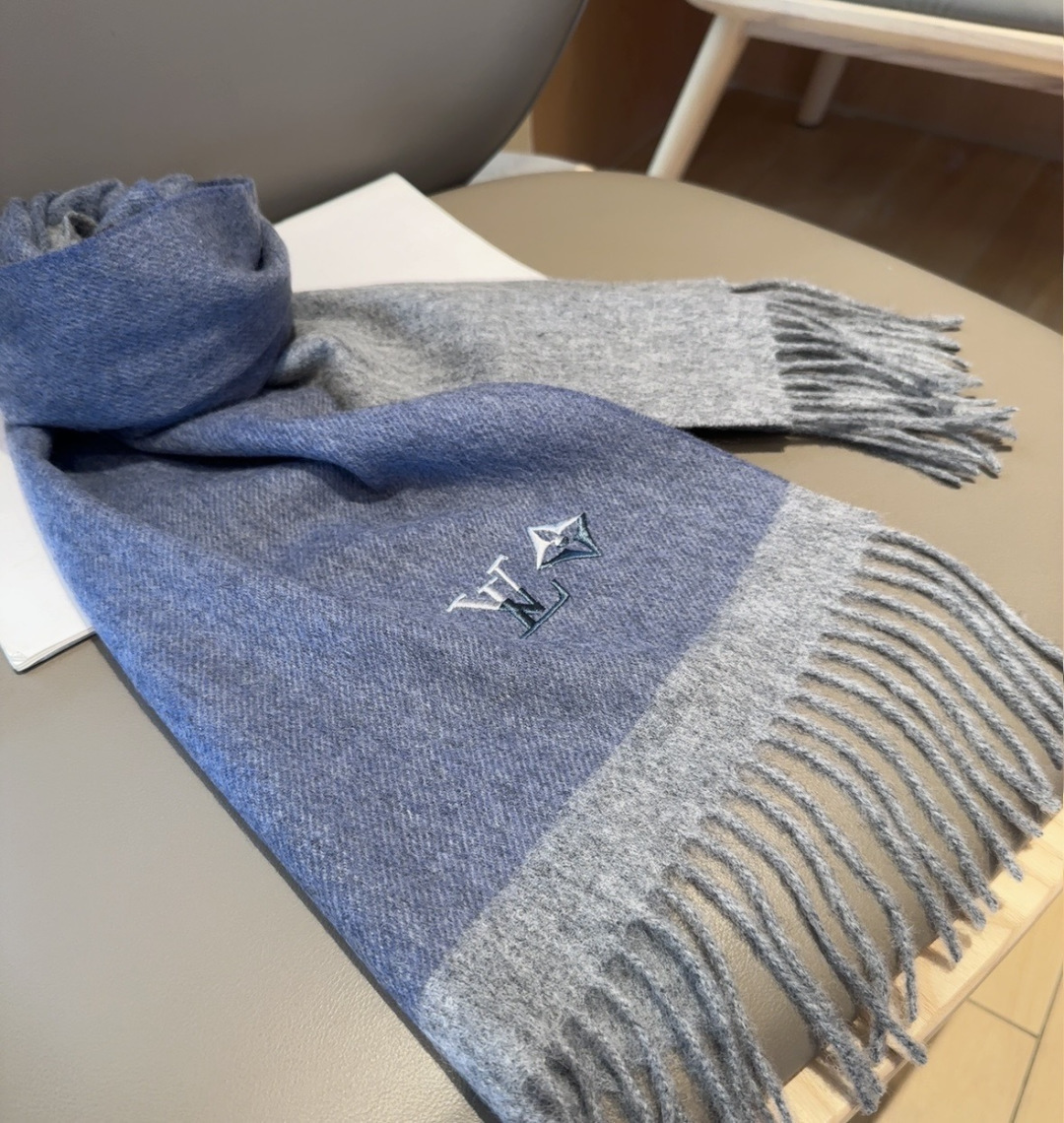 Lv围巾❗️好看的要疯掉了，太有型太有魅力了❗️❗️非常斯文时尚的秋冬单品！真的很喜欢，非常Classi