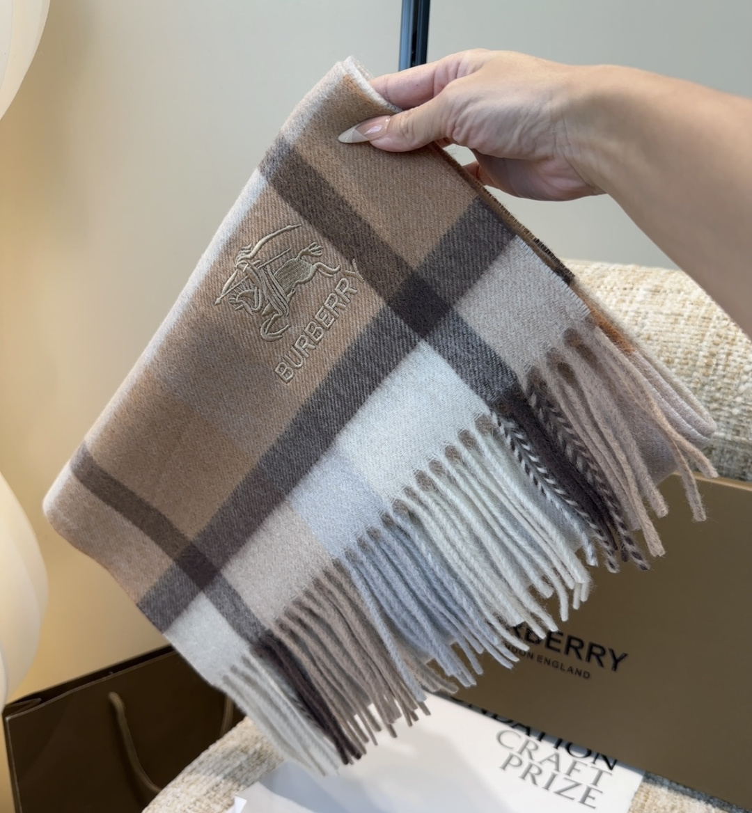 Burberry · 巴宝莉围巾❗️好看的要疯掉了，太有型太有魅力了❗️❗️非常斯文时尚的秋冬单品！真的