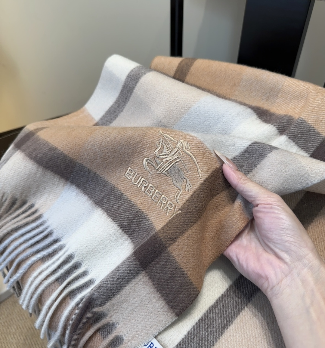 Burberry · 巴宝莉围巾❗️好看的要疯掉了，太有型太有魅力了❗️❗️非常斯文时尚的秋冬单品！真的