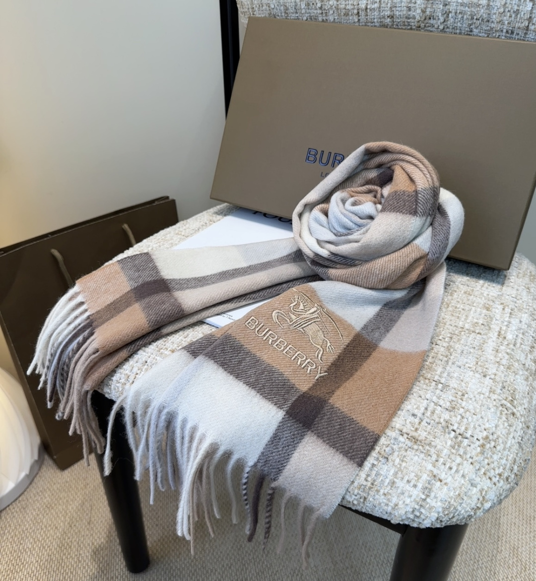 Burberry · 巴宝莉围巾❗️好看的要疯掉了，太有型太有魅力了❗️❗️非常斯文时尚的秋冬单品！真的