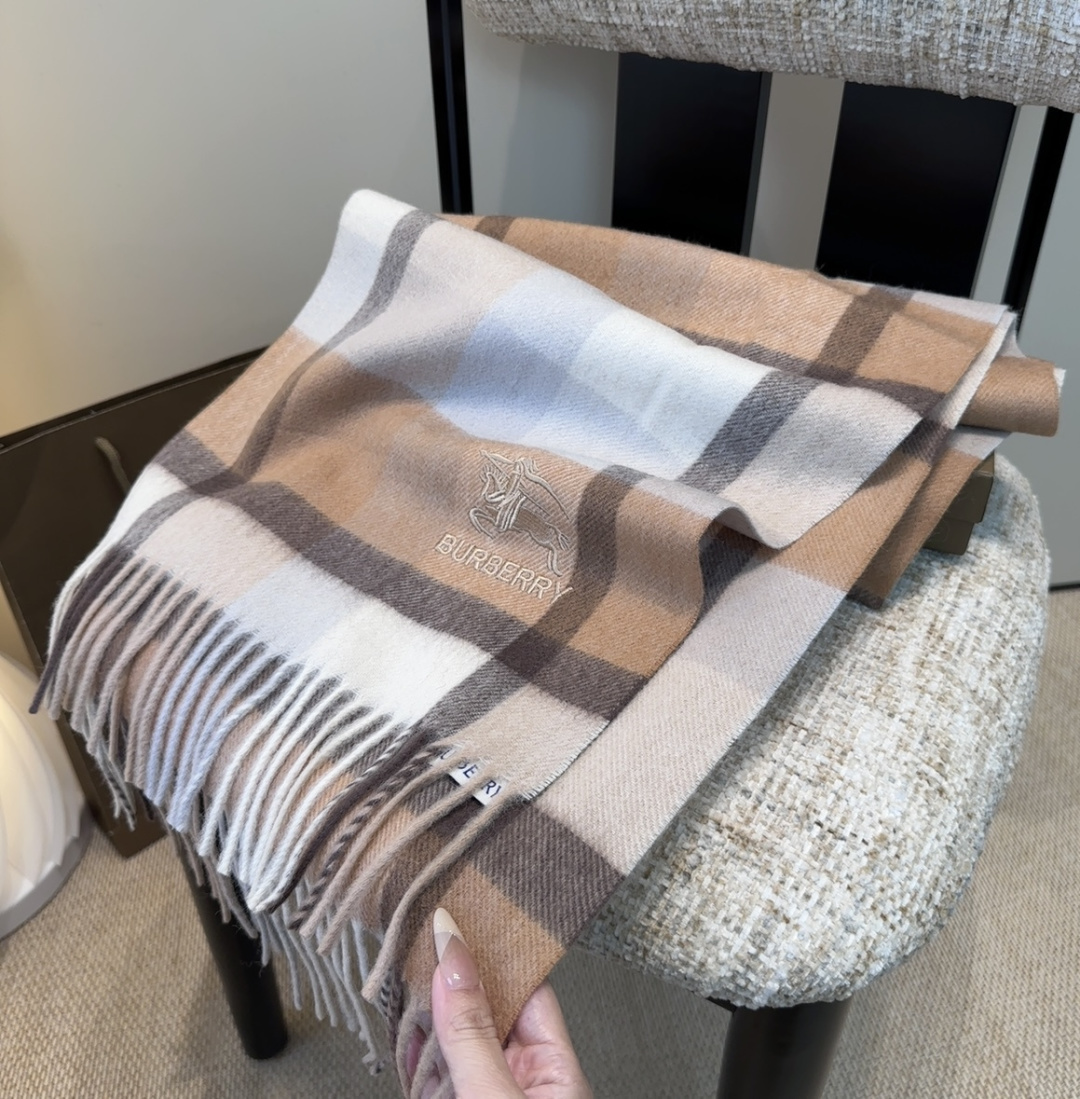 Burberry · 巴宝莉围巾❗️好看的要疯掉了，太有型太有魅力了❗️❗️非常斯文时尚的秋冬单品！真的