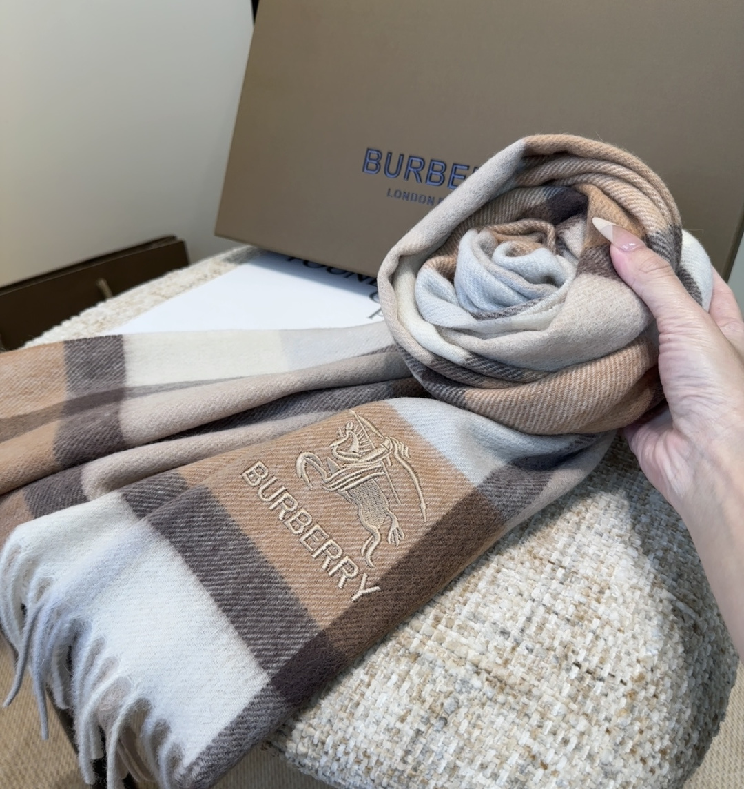 Burberry · 巴宝莉围巾❗️好看的要疯掉了，太有型太有魅力了❗️❗️非常斯文时尚的秋冬单品！真的