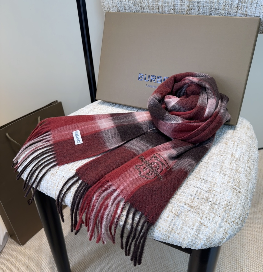 Burberry · 巴宝莉格子围巾❗️好看的要疯掉了，太有型太有魅力了❗️❗️非常斯文时尚的秋冬单品！