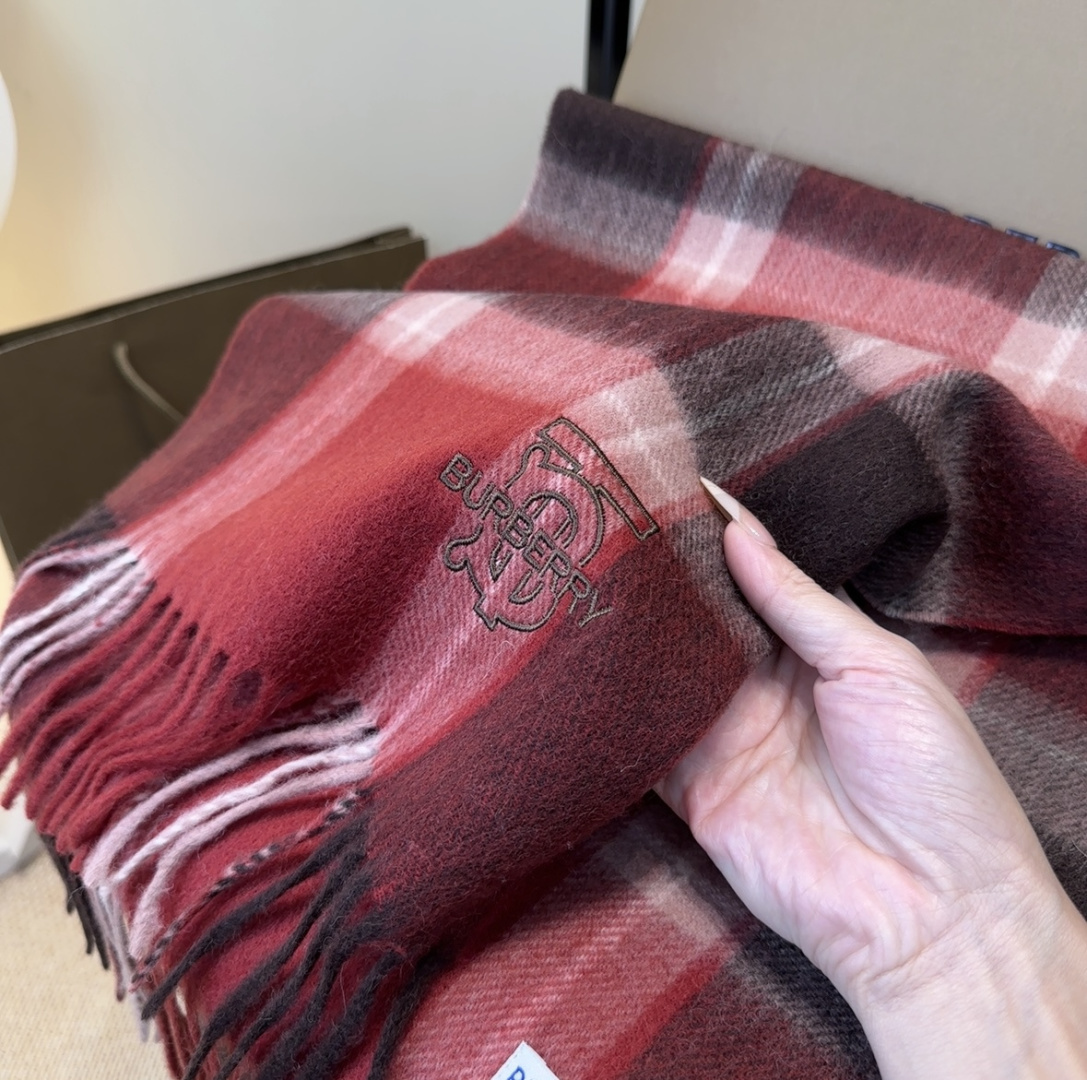 Burberry · 巴宝莉格子围巾❗️好看的要疯掉了，太有型太有魅力了❗️❗️非常斯文时尚的秋冬单品！