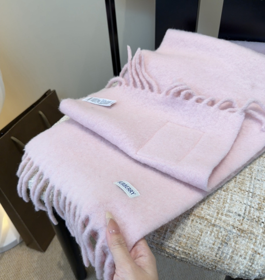 ▪❤️️巴宝莉超美新款马海毛围巾！超级推荐入手！】质感好货！主打的马海毛围巾~据说超难买哦！！打了好多次
