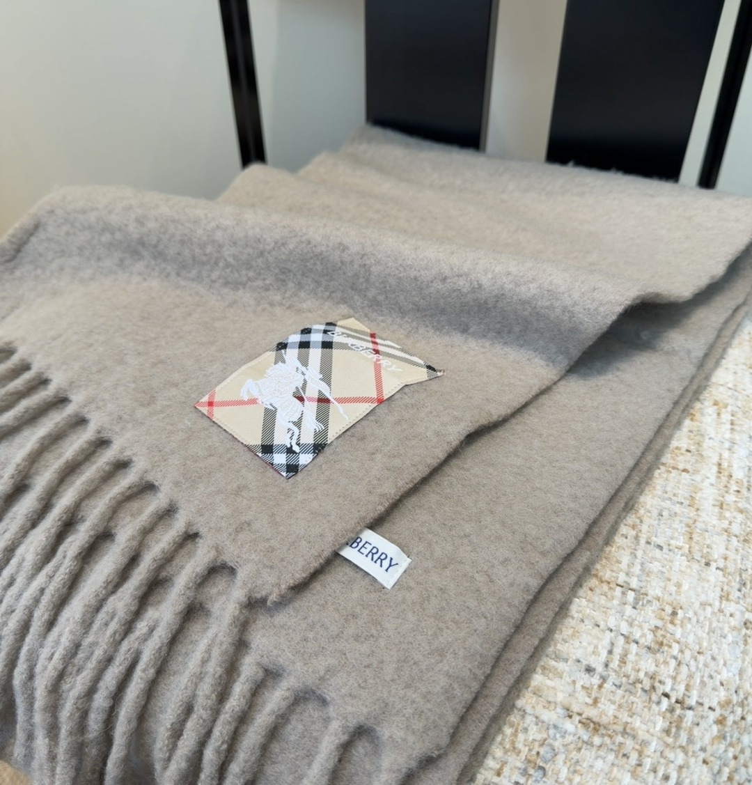 ▪❤️️巴宝莉超美新款马海毛围巾！超级推荐入手！】质感好货！主打的马海毛围巾~据说超难买哦！！打了好多次