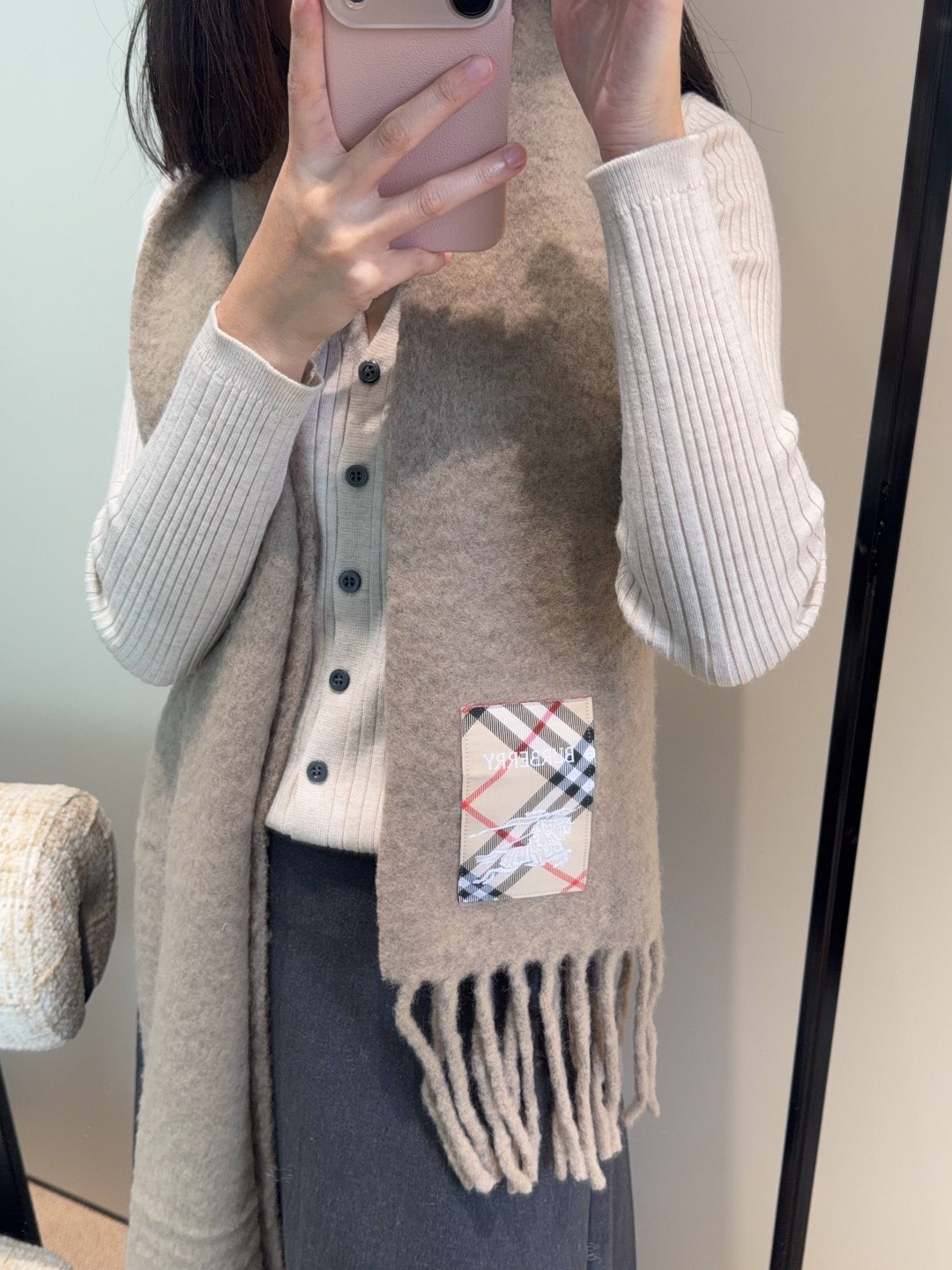 NO:728759,Burberry’s super beautiful new mohair scarf!  Highly recommended to buy!  】Good quality goods!  The main mohair scarf ~ it is said that it is very difficult to buy!  !  I typed it many times!  Finally shipped, closest to the original version, no pressure in and out of the counter, the workmanship is very exquisite and substantial, and our price is really worth it!  The biggest feeling of this scarf is that it is super soft and comfortable, and has a very airy and fluffy feel!  !  !  The texture unique to mohair’s special craftsmanship is really beautiful!  The quantity is limited, and there is no guarantee that it will be available at any time. As long as the economy allows, you can take whatever you want!  !  Crazy but not picky, crazy temperament!  Whoever surrounds you has temperament!  !  I really hope you don’t miss this style. 40*225g50 mohair 48 wool 2 nylon high version scarf, high version scarf, burberry19860909巴宝莉超美新款马海毛围巾！超级推荐入手！】质感好货！主打的马海毛围巾~据说超难买哦！！打了好多次版！终于出货 最接近原版 进出专柜无压力做工非常精致,很有分量,我们的价格真的超级值！这个围巾最大的感触就是:超级柔软舒服,并且很有空气蓬松感！！！马海毛特殊工艺特有的质感真的太美了！数量有限,不保证随时有货~只要经济允许,任意收！！狂不挑人,狂气质！谁围谁有气质！！真的希望大家不要错过这样的款式. 40*225g50马海毛 48羊毛2锦纶高版本围巾,高版本围巾,burberry,scarf