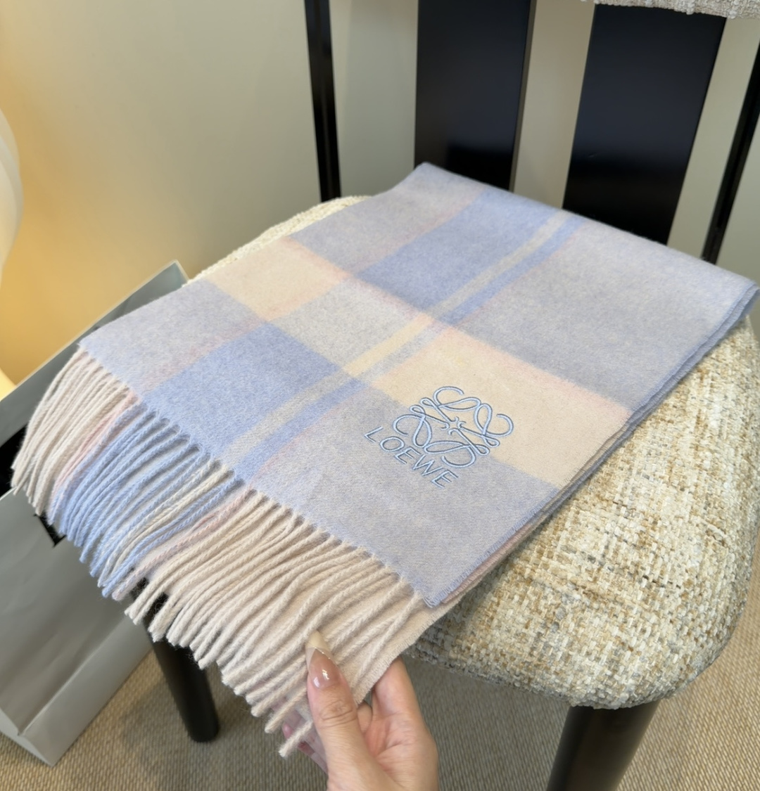 【▪Loewe · 罗意威难得一见的温柔配色，低调又不失优雅❗】重点推荐❗双面配色，一条围巾两种风格搭配