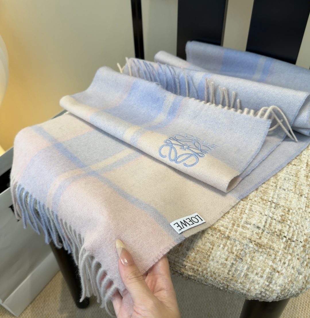 【▪Loewe · 罗意威难得一见的温柔配色，低调又不失优雅❗】重点推荐❗双面配色，一条围巾两种风格搭配