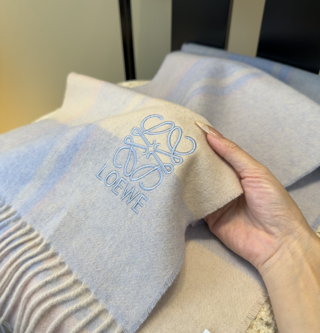 【▪Loewe · 罗意威难得一见的温柔配色，低调又不失优雅❗】重点推荐❗双面配色，一条围巾两种风格搭配