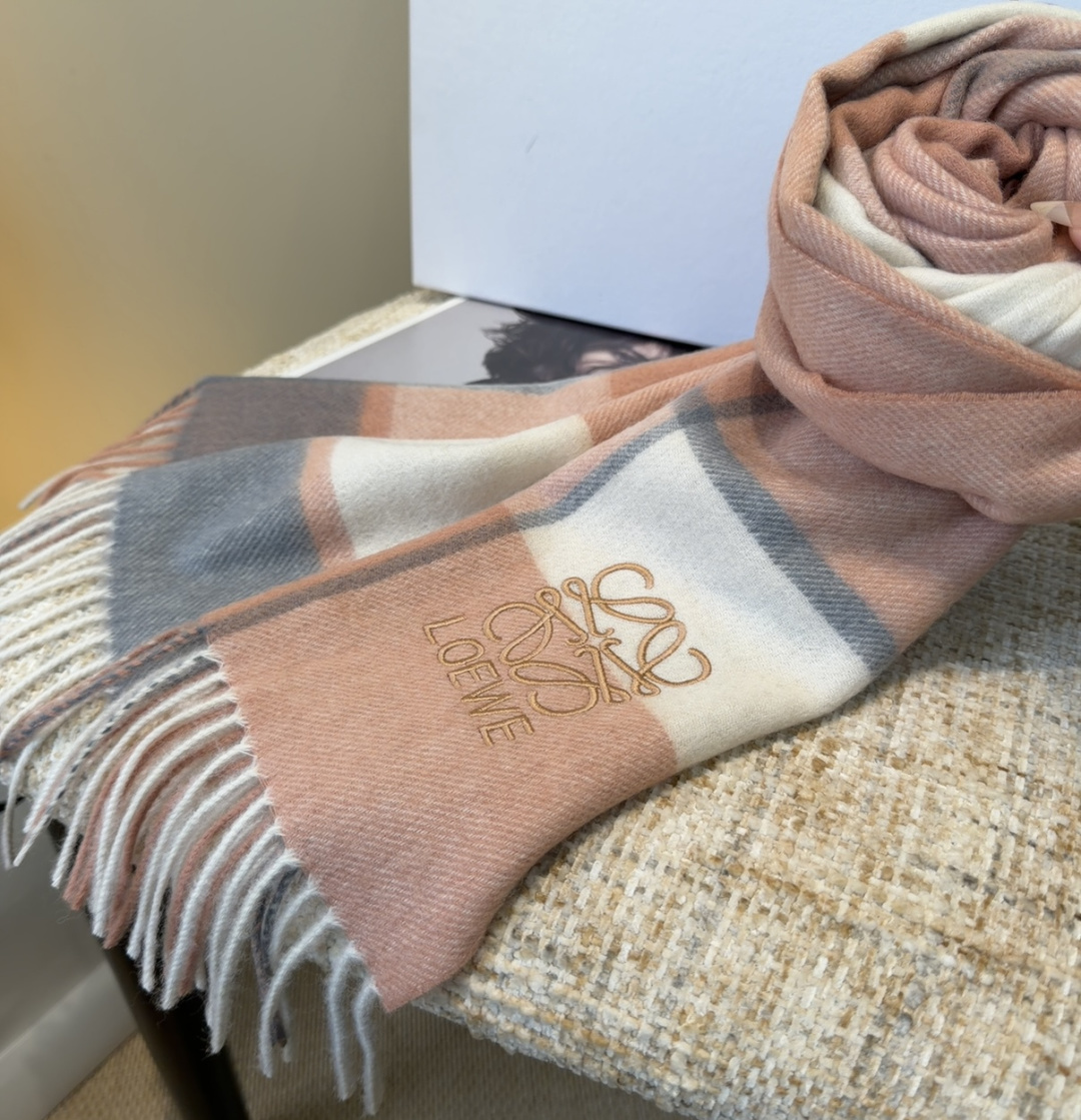 【▪Loewe · 罗意威难得一见的温柔配色，低调又不失优雅❗】重点推荐❗双面配色，一条围巾两种风格搭配