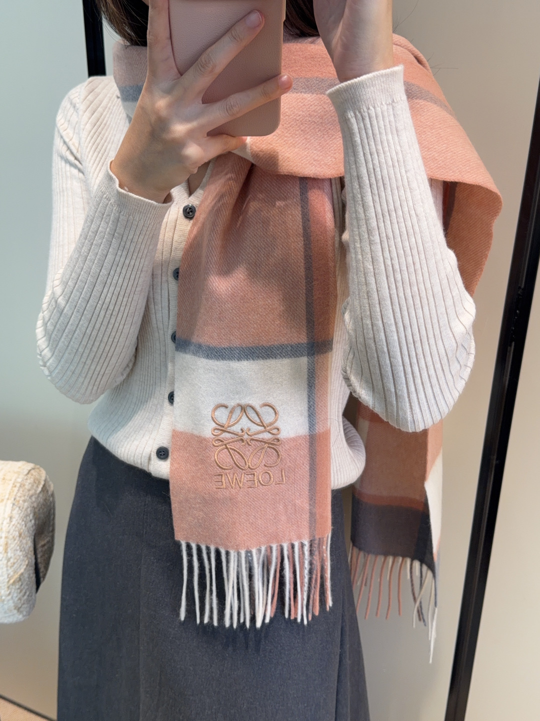 NO:728765,【Loewe ·  Loewe's rare and gentle color matching, low-key yet elegant] Highly recommend the double-sided color matching, a scarf with two styles, high-end, comfortable and fashionable temperament, a niche name, but full of big-name style, super Amway loewe this soft color that touches the heart  Beautiful scarf, extremely simple color with eye-catching color-changing logo, the finishing touch without losing the beauty, the pursuit of successful people, the color is absolute, a bit unique and fairy-like, the absolute choice for couples, the color is elegant, not enchanting, specifications 30x  180cm high version scarf, high version scarf, loewe, loewe19860909【Loewe · 罗意威难得一见的温柔配色,低调又不失优雅】重点推荐双面配色,一条围巾两种风格搭配,高级舒适时髦气质,名小众,却大牌范十足,超级安利loewe这款触动内心的柔美围巾,极其简单的颜色搭配抢眼的变色logo,点睛之笔确又不失美感,成功人士的追求,色彩绝对,有点独有的仙气,绝对的情侣款不二之选,颜色淡雅,不妖娆规格30x 180cm高版本围巾,高版本围巾,loewe,loewe,scarf