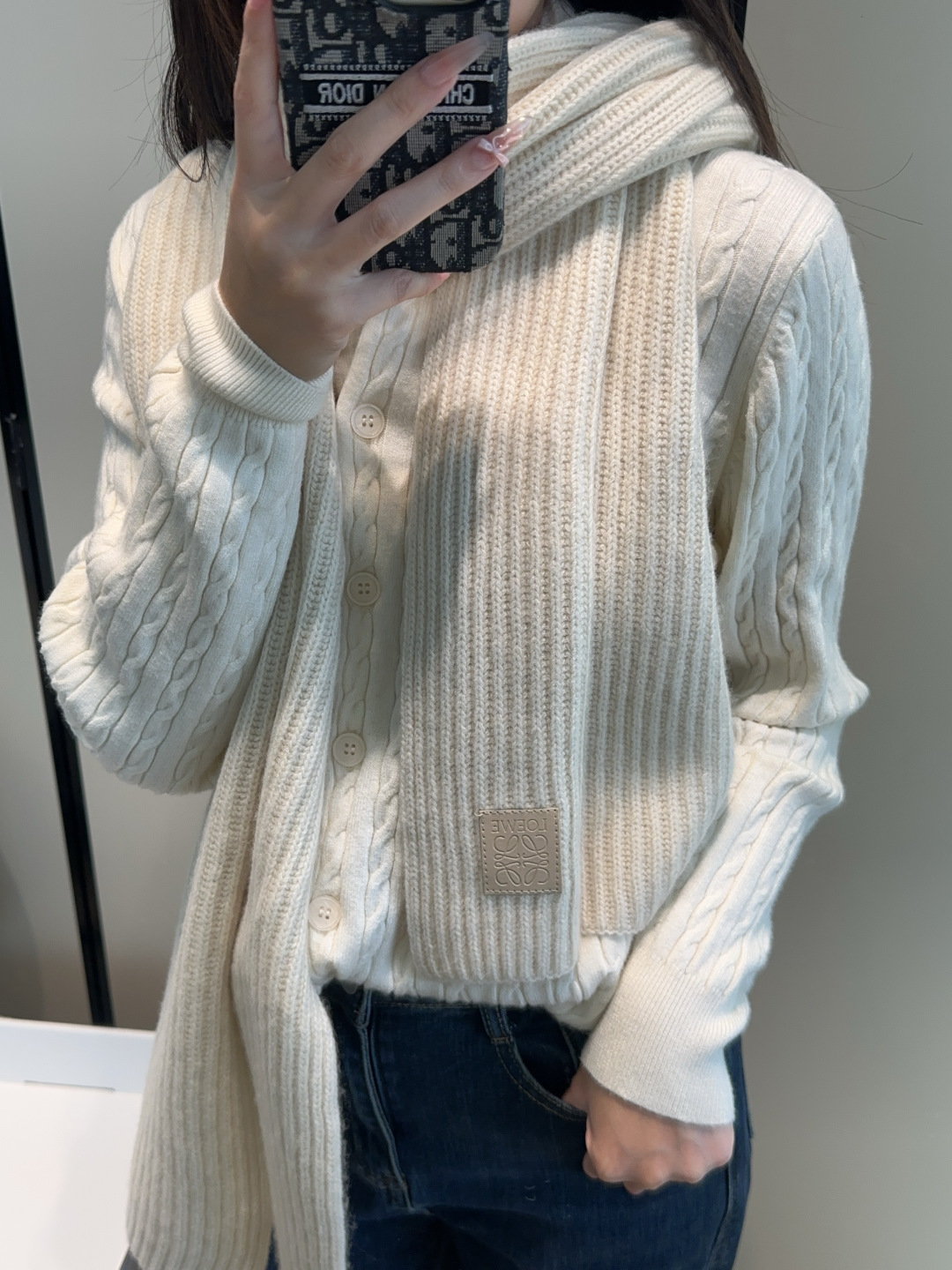 NO:728775,Luo Yiwei's rare knitted item, gentle color matching, super obsessed with temperament, low-key, quiet and elegant] Highly recommended, it will make your heart beat in a second!  !  !  High-end, luxurious!  eternal!  It’s not the kind of style that goes by in a flash!  !  !  Clothing that maximizes improvement!  This year’s new color matching knitted cashmere scarf is so beautiful. Sisters who know how to match it must understand. This kind of design can greatly enhance the style and aura when wearing it in autumn and winter. Regardless of perfect, beautiful figure or temperament, this design is a tool to quickly and maximize the improvement of clothing. size30*180cm high version scarf, high version scarf, loewe19860909罗意威难得一见的针织单品,温柔配色,超级迷恋气质低调恬静又不失优雅】重点推荐一秒心动啊！！！高级,奢华！永恒！不是那种过眼云烟的款式！！！最大化提升的衣品！今年新出的配色针织羊绒围巾,太好看了,会搭配的姐妹一定懂,这样的设计在秋冬季穿搭上很能提升造型气场无可挑剔,无论完,美身材,气质,这种设计,是快速也是最大化提升衣品的利器size30*180cm高版本围巾,高版本围巾,loewe,scarf