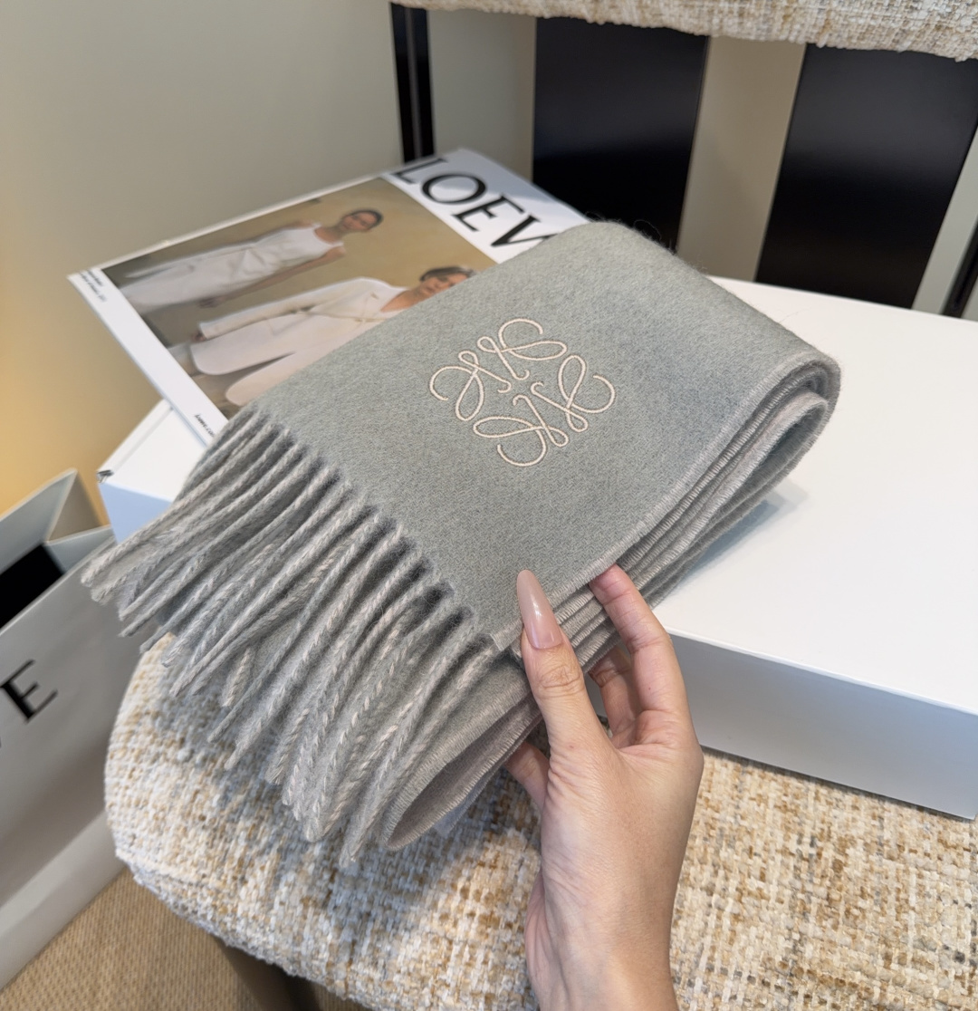 【▪Loewe · 罗意威难得一见的温柔配色，低调又不失优雅❗】重点推荐❗双面配色，一条围巾两种风格搭配