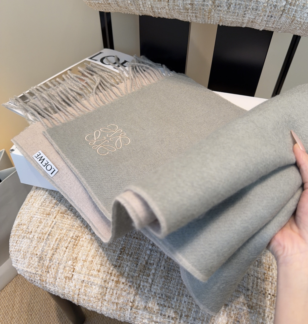 【▪Loewe · 罗意威难得一见的温柔配色，低调又不失优雅❗】重点推荐❗双面配色，一条围巾两种风格搭配