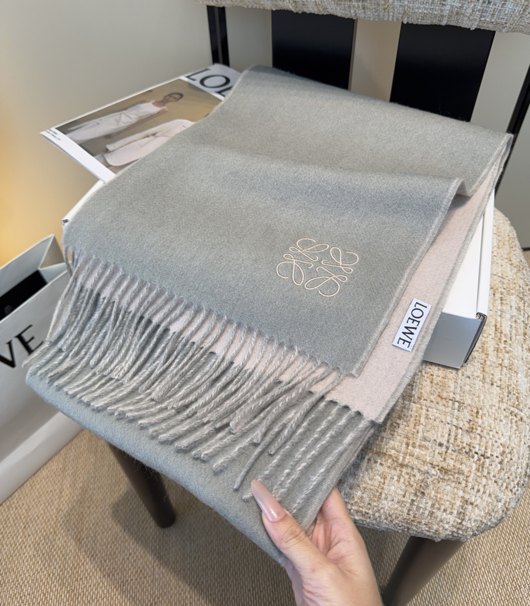 【▪Loewe · 罗意威难得一见的温柔配色，低调又不失优雅❗】重点推荐❗双面配色，一条围巾两种风格搭配