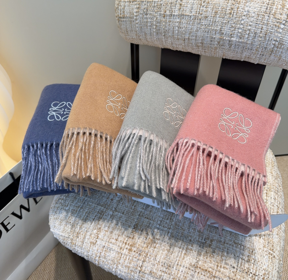 【▪Loewe · 罗意威难得一见的温柔配色，低调又不失优雅❗】重点推荐❗双面配色，一条围巾两种风格搭配