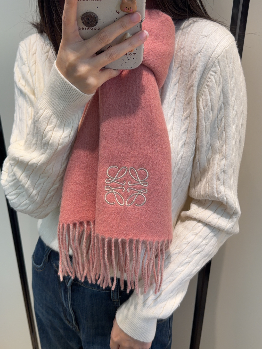 NO:728783,【Loewe ·  Loewe's rare and gentle color matching, low-key yet elegant] Highly recommend the double-sided color matching, a scarf with two styles, high-end, comfortable and fashionable temperament, a niche name, but full of big-name style, super Amway loewe this soft color that touches the heart  Beautiful scarf, extremely simple color with eye-catching color-changing logo, the finishing touch without losing the beauty, the pursuit of successful people, the color is absolute, a bit unique and fairy-like, the absolute choice for couples, the color is elegant, not enchanting, specifications 30x  180cm high version scarf, high version scarf, loewe, loewe19860909【Loewe · 罗意威难得一见的温柔配色,低调又不失优雅】重点推荐双面配色,一条围巾两种风格搭配,高级舒适时髦气质,名小众,却大牌范十足,超级安利loewe这款触动内心的柔美围巾,极其简单的颜色搭配抢眼的变色logo,点睛之笔确又不失美感,成功人士的追求,色彩绝对,有点独有的仙气,绝对的情侣款不二之选,颜色淡雅,不妖娆规格30x 180cm高版本围巾,高版本围巾,loewe,loewe,scarf