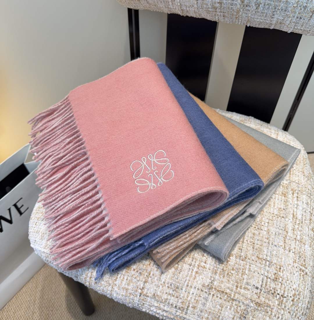 【▪Loewe · 罗意威难得一见的温柔配色，低调又不失优雅❗】重点推荐❗双面配色，一条围巾两种风格搭配