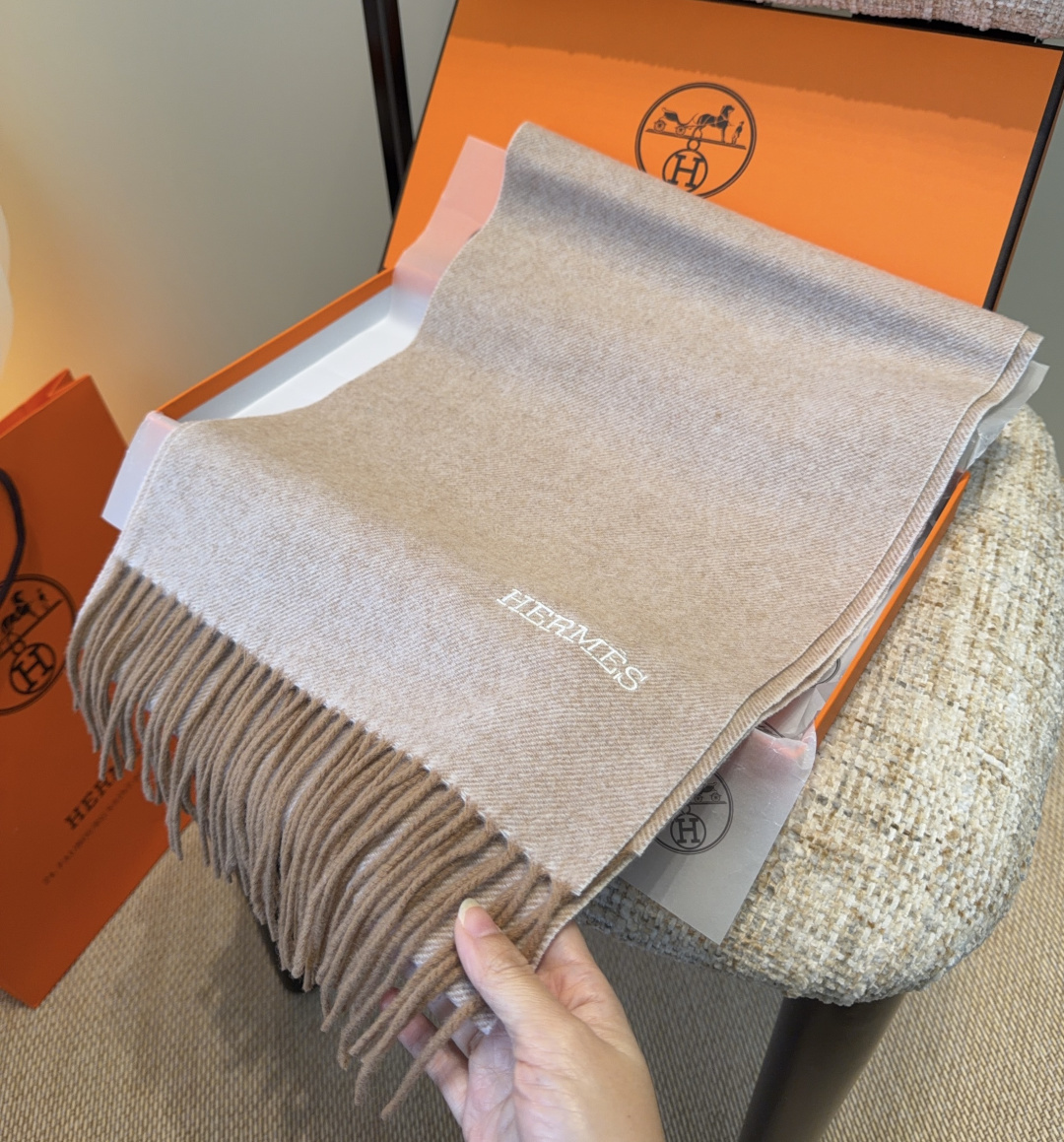 Hermes · 爱马仕，难得一见的温柔配色，低调又不失优雅❗️】重点推荐❗️双边配色，一条围巾两种风格